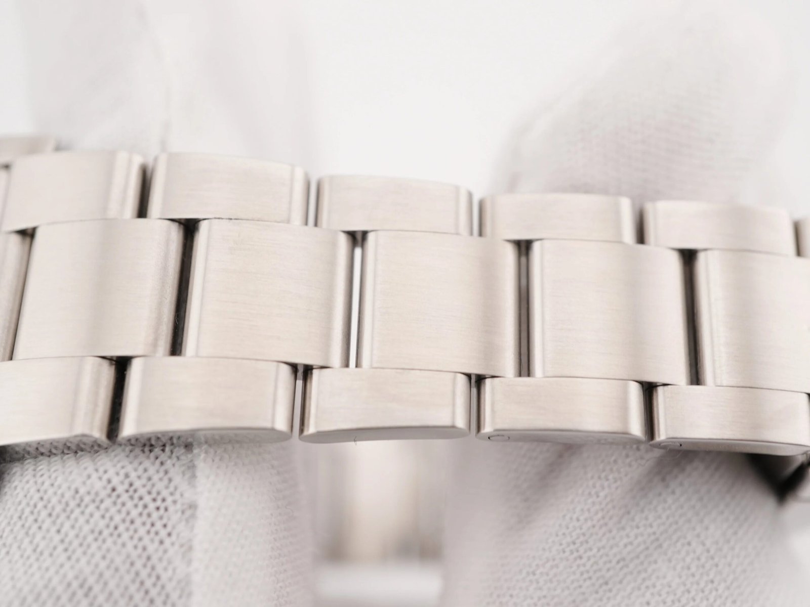 Rolex Oyster Perpetual 39 mm / Dark Rhodium – Oyster – Image 5