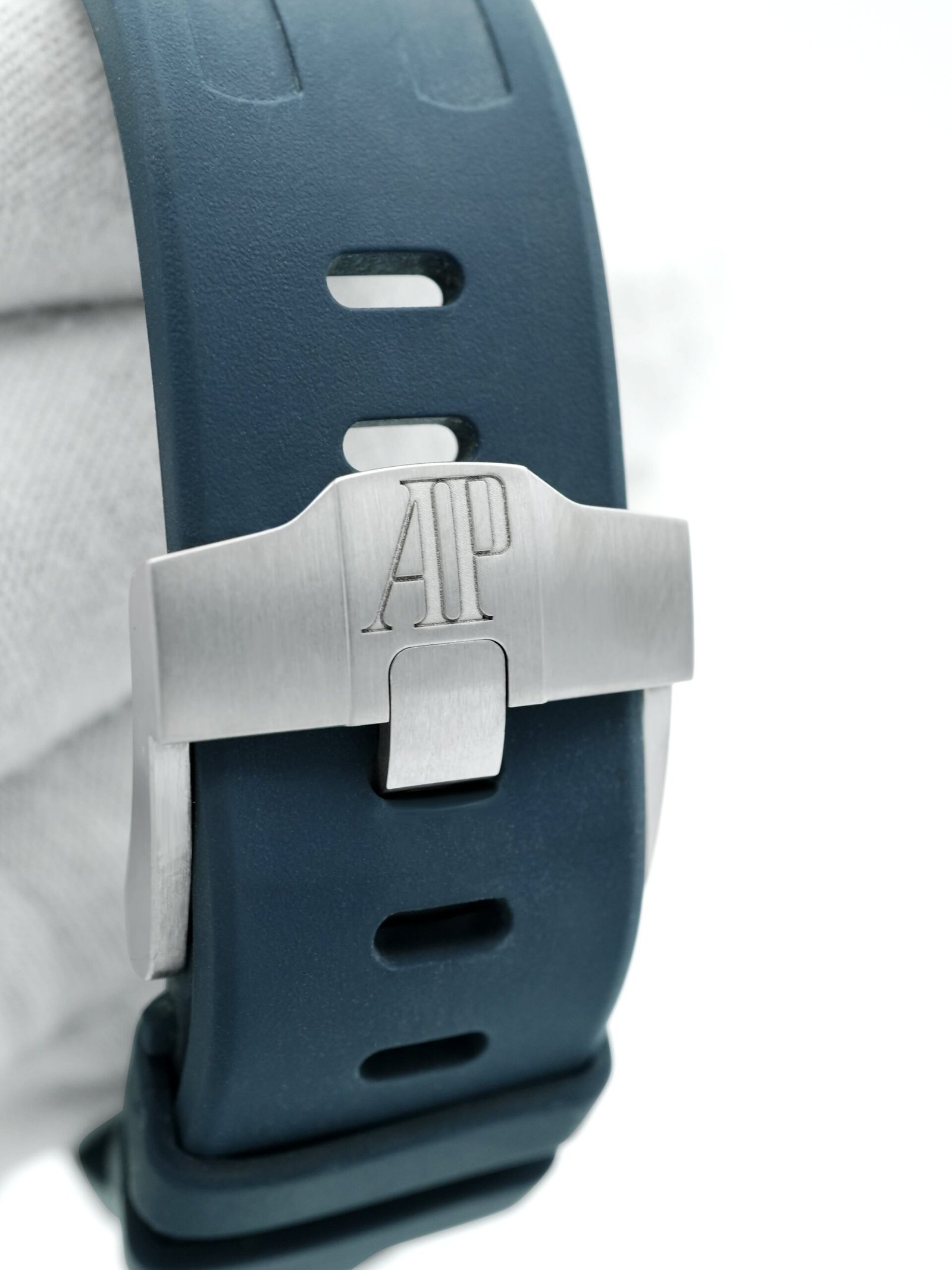Audemars Piguet Royal Oak Offshore 42 mm / Titanium Blue – Image 5