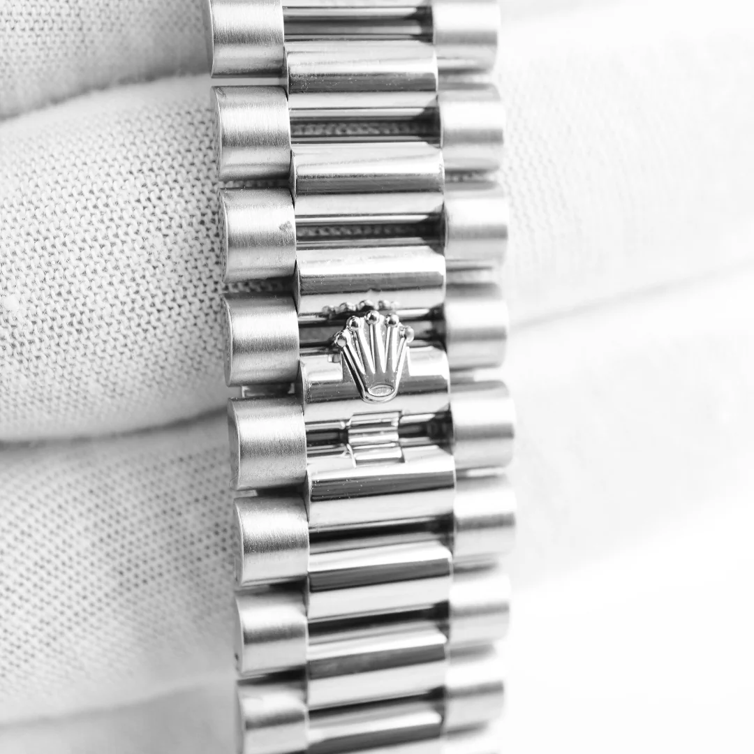 Day-Date 40 mm / White Gold Blue - Roman – Image 6